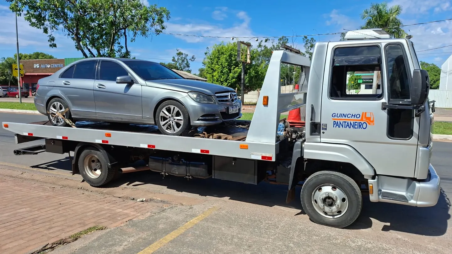 Guincho Pantaneiro transportando um carro em Cuiabá