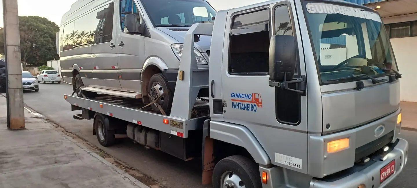 Carro sendo removido pelo Guincho Pantaneiro