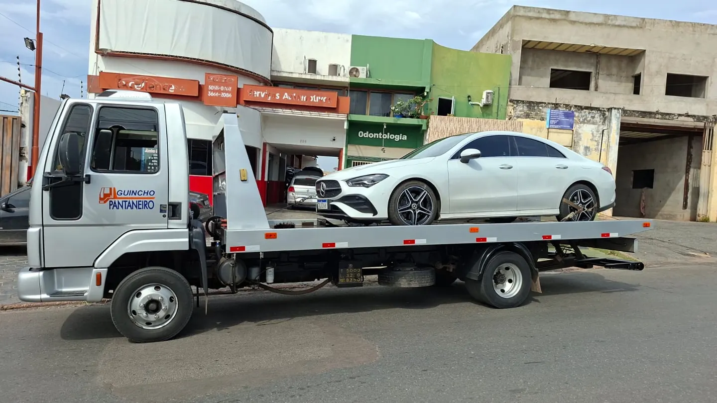 Guincho Pantaneiro transportando um veículo em Cuiabá